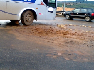 Na avenida Brasil, bairro Amazonas, hÃ¡ um buraco dentro da rotatÃ³ria, que de acordo com os motoristas esta ali hÃ¡ meses (Foto: JÃºlio Couto)