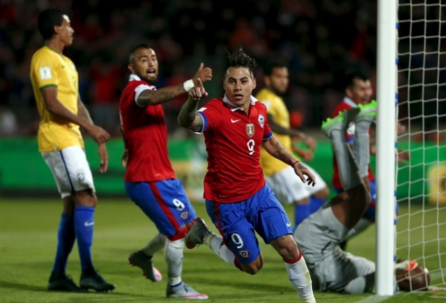 Vargas comemora o primeiro gol da vitÃ³ria do Chile sobre a seleÃ§Ã£o brasileira, em Santiago (Foto: Reuters)