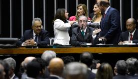 O presidente da Casa, Eduardo Cunha (PMDB-RJ), comanda a sessÃ£o (Foto: Wilson Dias/AgÃªncia Brasil)