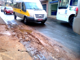 Na rua JosÃ© de Grisolia, esquina com a rua Avelar Machado, hÃ¡ mais um buraco que tem causado transtorno (Foto: JÃºlio Couto)