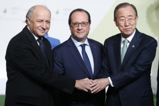 O ministro das RelaÃ§Ãµes Exteriores francÃªs, Laurent Fabius; o presidente da FranÃ§a, FranÃ§ois Hollande e o secretÃ¡rio-geral da ONU, Ban Ki-Moon se cumprimentam ao chegarem na COP21, em Paris (Foto: Horcajuelo/AgÃªncia Lusa)