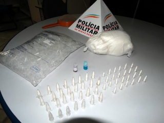 Policiais apreenderam grande quantidade de drogas (Foto: 26Ã‚Âº BPM)