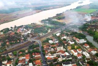 A lama de rejeitos passou pela Usina de Mascarenhas, em Baixo Guandu, divisa de Minas Gerais com EspÃ­rito Santo (Foto: Secom/Governo do EspÃ­rito Santo)