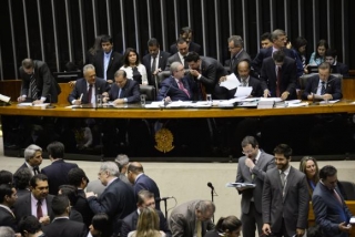 O plenÃ¡rio da CÃ¢mara dos Deputados discute emenda Ã  PEC da Reforma PolÃ­tica (Foto: Wilson Dias/AgÃªncia Brasil)