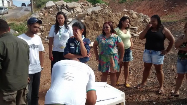 Moradores do bairro Colina da Praia se reuniram em terreno onde deveria ter sido construÃ­da uma praÃ§a. (Foto: Weverton Andrade)