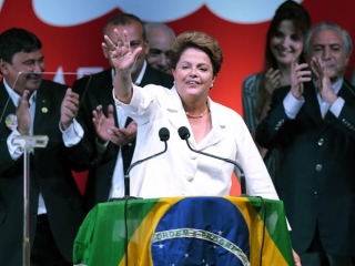 Dilma acena para militantes em hotel de BrasÃ­lia onde fez o discurso da vitÃ³ria (Foto: Ueslei Marcelino/Reuters)