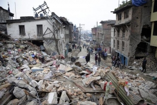 DestruiÃ§Ã£o de prÃ©dios em Katmandu, apÃ³s terremoto (Foto: Abir Abdullah/EPA/AgÃªncia Lusa)