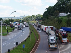 Caminhoneiros bloquearam BR-381 (Foto: Marcelo Praxesdes/DivulgaÃ§Ã£o)