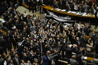 PlenÃ¡rio da CÃ¢mara dos Deputados aprovou, em primeiro turno, por 323 votos a 155, emenda que reduz a maioridade penal (Foto: Fabio Rodrigues Pozzebom/AgÃªncia Brasil)