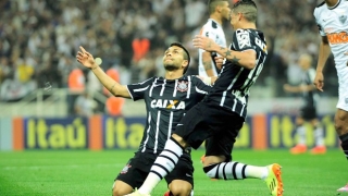 Petros comemora gol do Corinthians contra o AtlÃ©tico-MG (Foto: Marcos Ribolli)