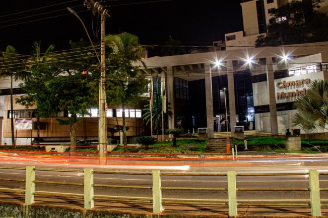 Sob protestos e bate-boca entre vereador e manifestantes, Câmara de Itabira aprova cartão-alimentação