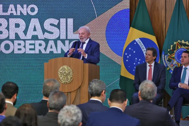 Governo anuncia R$ 30 bilhões em crédito para setores atingidos por tarifa dos EUA