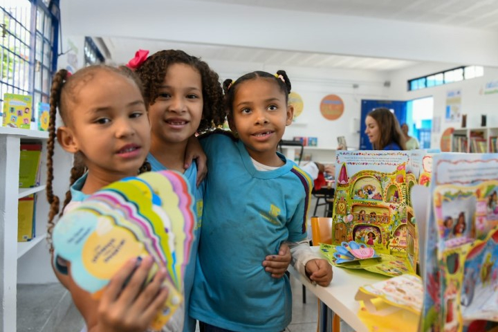 Escola em Contagem inaugura biblioteca interativa com mais de mil livros