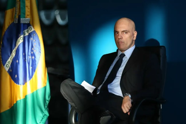 “Não recuarei um milímetro”, afirma Moraes em entrevista ao Washington Post