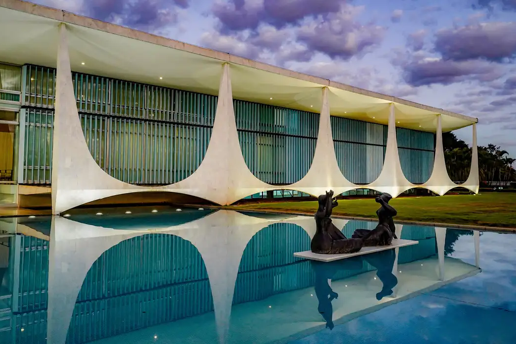 PF pede ao STF autorização para interrogar Bolsonaro sobre cofres achados no Alvorada