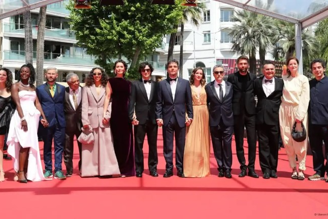 “O Agente Secreto” é aplaudido em Cannes e celebra a cultura brasileira com frevo no tapete vermelho