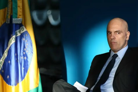 Moraes diz que Bolsonaro e filho confessaram crimes ao tentar interferir na Justiça com apoio de Trump