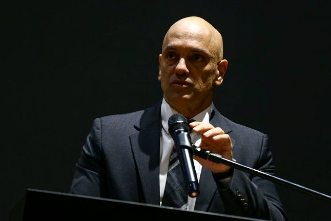 Moraes suspende lei municipal que proibia linguagem neutra nas escolas