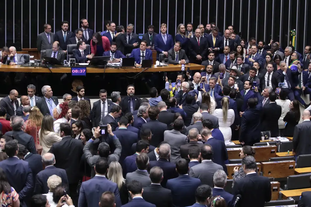 Câmara aprova urgência para projeto que pode anistiar envolvidos nos atos de 8 de janeiro