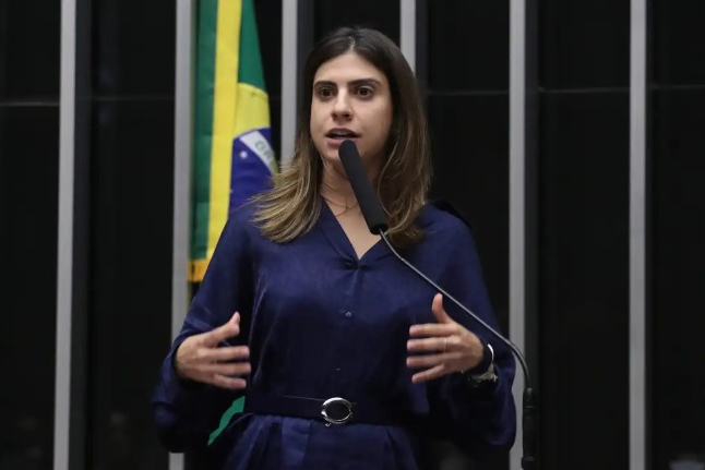 Deputada acusada de empurrar Nikolas Ferreira fica fora de lista inicial da Corregedoria