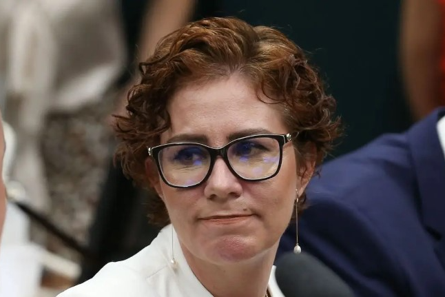 Carla Zambelli entra na lista vermelha da Interpol e tem contas bloqueadas pelo Banco Central
