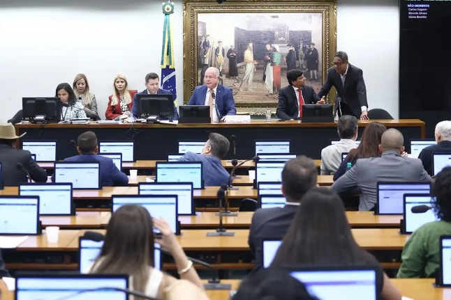 CCJ aprova aumento de pena para aliciamento de menores na internet