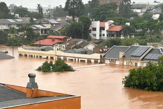 Nível da água não baixa e mais bairros de Porto Alegre ficam alagados