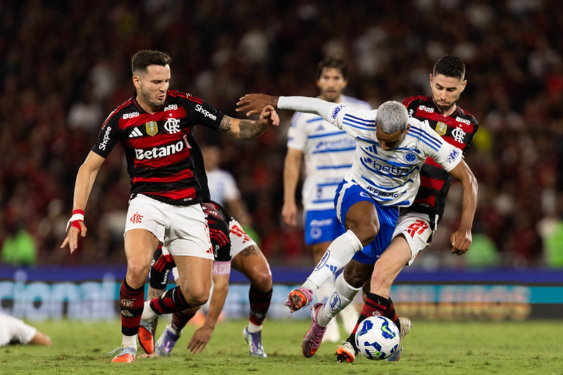 Flamengo e Cruzeiro empatam em noite de Maracanã cheio