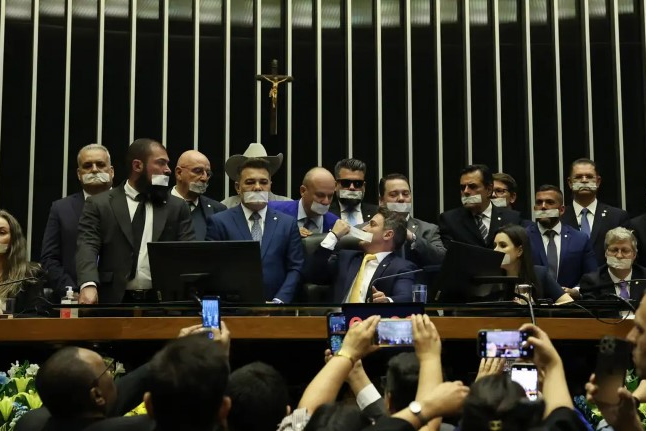 Pressão por anistia aos condenados do 8 de janeiro cresce na Câmara sob articulação de aliados de Bolsonaro