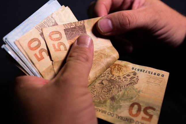 Aposentados do INSS que ganham acima do mínimo começam a receber 13º salário