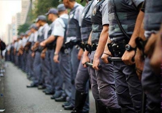 Os interessados devem possuir bacharelado em Direito, ter entre 18 e 30 anos, altura mÃnima de 1,60m e atender a outros requisitos listados no edital. Os interessados devem possuir bacharelado em Direito, ter entre 18 e 30 anos, altura mÃnima de 1,60m e atender a outros requisitos listados no edital.