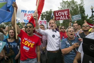 Ativistas dos direitos de homossexuais se concentraram junto ao edifÃcio da Suprema Corte norte-americana para comemorar a decisão que autoriza casamento gay em todo paÃs (Foto: Jim Lo Scalzo) Ativistas dos direitos de homossexuais se concentraram junto ao edifÃcio da Suprema Corte norte-americana para comemorar a decisão que autoriza casamento gay em todo paÃs (Foto: Jim Lo Scalzo)