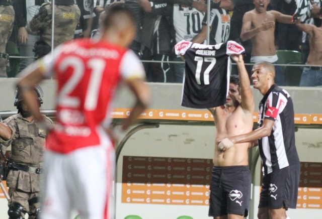 Após fazer o segundo gol do Galo, Guilherme tirou a camisa e comemorou com os torcedores (Foto: Bruno Cantini/CAM) Após fazer o segundo gol do Galo, Guilherme tirou a camisa e comemorou com os torcedores (Foto: Bruno Cantini/CAM)