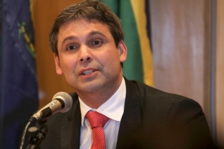 "Essa reunião é ridÃcula. Vocês arquivaram o caso do Aécio, que tinha mala de dinheiro. Agora vão punir senadoras por sentar na mesa do Senado", afirmou o senador petista "Essa reunião é ridÃcula. Vocês arquivaram o caso do Aécio, que tinha mala de dinheiro. Agora vão punir senadoras por sentar na mesa do Senado", afirmou o senador petista
