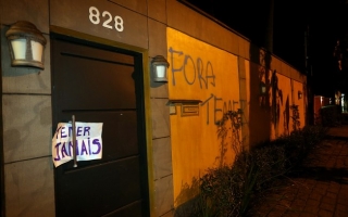 Pichações feitas por manifestantes em casas vizinhas à do presidente em exercÃcio, neste domingo (Foto: Hélvio Romero/Estadão) Pichações feitas por manifestantes em casas vizinhas à do presidente em exercÃcio, neste domingo (Foto: Hélvio Romero/Estadão)
