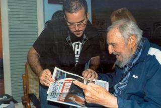 Foto do dia 23 de janeiro divulgada pelo site cubano Cubadebate em 3 de fevereiro. Na imagem, Fidel Castro lê um jornal durante encontro com o lÃder estudantil Randy Perdomo Garcia (Foto: Divulgação) Foto do dia 23 de janeiro divulgada pelo site cubano Cubadebate em 3 de fevereiro. Na imagem, Fidel Castro lê um jornal durante encontro com o lÃder estudantil Randy Perdomo Garcia (Foto: Divulgação)
