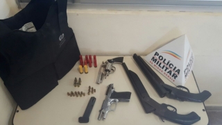 AlÃ©m de armas e muniÃ§Ãµes foi apreendido tambÃ©m um colete balÃ­stico (Foto: DivulgaÃ§Ã£o)