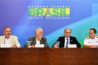 Os ministros da Defesa, Aldo Rebelo, da Casa Civil, Jaques Wagner, da Saúde, Marcelo Castro, e o chefe do Estado- Maior Conjunto das Forças Armadas, Ademir Sobrinho, durante balanço da mobilização contra o Mosquito Aedes Aegypti (Foto: Elza Fiuza/Agência Brasil) Os ministros da Defesa, Aldo Rebelo, da Casa Civil, Jaques Wagner, da Saúde, Marcelo Castro, e o chefe do Estado- Maior Conjunto das Forças Armadas, Ademir Sobrinho, durante balanço da mobilização contra o Mosquito Aedes Aegypti (Foto: Elza Fiuza/Agência Brasil)