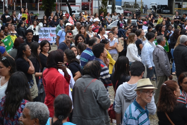 Manifestantes se reuniram na praça AcrÃsio Alvarenga, onde um palanque foi montado para que autoridades pudessem discursar (Foto: Ageu Ebert) Manifestantes se reuniram na praça AcrÃsio Alvarenga, onde um palanque foi montado para que autoridades pudessem discursar (Foto: Ageu Ebert)
