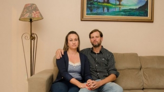 Carla e o marido, João Henrique, aguardam fim do processo (Foto: Jonas Samuel Betti/BBC Brasil) Carla e o marido, João Henrique, aguardam fim do processo (Foto: Jonas Samuel Betti/BBC Brasil)