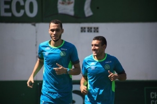 Neto e Alan Ruschel fazem corrida na Arena Condá (Foto: Sirli Freitas/Chapecoense) Neto e Alan Ruschel fazem corrida na Arena Condá (Foto: Sirli Freitas/Chapecoense)