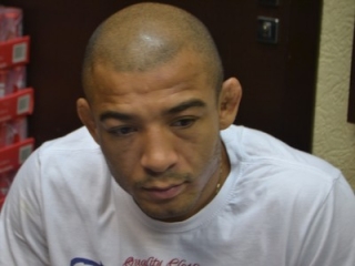José Aldo fraturou a costela durante os treinos desta terça-feira, e pode ter de deixar o UFC 189, dia 11 de julho (Foto: Raphael Marinho) José Aldo fraturou a costela durante os treinos desta terça-feira, e pode ter de deixar o UFC 189, dia 11 de julho (Foto: Raphael Marinho)