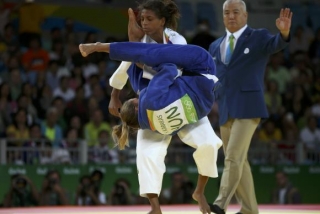 A judoca brasileira Rafaela Silva venceu a húngara Hedvig Karakas nas quartas de final (Foto: Reuters/Toru Hanai/Direitos Reservados) A judoca brasileira Rafaela Silva venceu a húngara Hedvig Karakas nas quartas de final (Foto: Reuters/Toru Hanai/Direitos Reservados)