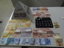 Foi localizado um cartucho calibre .38 e R$496,00 em dinheiro (Foto: DivulgaÃ§Ã£o)