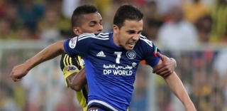 Nilmar disputa bola pelo Al-Nasr pela Liga dos Campeões da Ãsia (Foto: AFP PHOTO/STRINGER) Nilmar disputa bola pelo Al-Nasr pela Liga dos Campeões da Ãsia (Foto: AFP PHOTO/STRINGER)