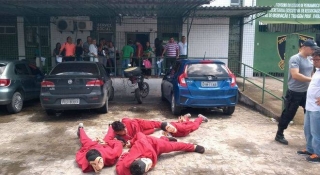 Grupo fantasiado de "La Casa de Papel" é flagrado em frente a presÃdio em PE (Foto: Reprodução) Grupo fantasiado de "La Casa de Papel" é flagrado em frente a presÃdio em PE (Foto: Reprodução)
