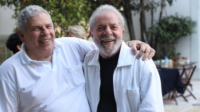 Lula e o irmão Genival Inácio da Silva, o Vavá (Foto: Divulgação/Twitter Lula) Lula e o irmão Genival Inácio da Silva, o Vavá (Foto: Divulgação/Twitter Lula)