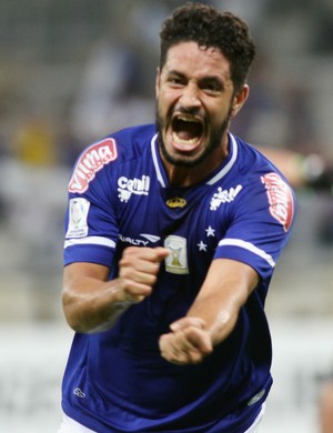 Léo, de cabeça, definiu a vitória cruzeirense e a classificação às oitavas de final (Foto: EF Léo, de cabeça, definiu a vitória cruzeirense e a classificação às oitavas de final (Foto: EF