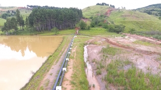Tubulação leva a água captada na barragem Santana até a ETA Gatos. Foto: Acom-PMI Tubulação leva a água captada na barragem Santana até a ETA Gatos. Foto: Acom-PMI