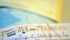 Percentual de cheques devolvidos por insuficiência de fundos ficou em 2,21% (Foto: Arquivo/Agência Brasil) Percentual de cheques devolvidos por insuficiência de fundos ficou em 2,21% (Foto: Arquivo/Agência Brasil)